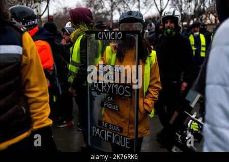 Am Samstag, dem 19. Januar 2019, versammelten sich mehr als 8.000 Menschen in Paris, um im Rahmen des 10. Gesetzes der Gelbwesten-Bewegung zu demonstrieren. Die Demonstration fand in einer ruhigen Atmosphäre statt, bis auf ein paar Zusammenstöße gegen Ende Stockfoto