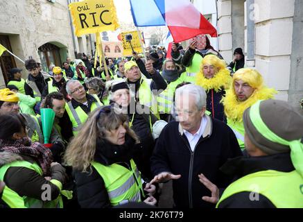 ©PHOTOPQR/LE DAUPHINE ; Stéphane Marc / Le Dauphine Libéré / Photopqr Loriol-sur-Drôme/Drôme le 26/01/2019 Les gilets jaunes Drômois sont allés à la rencontre du maire de Loriol, Claude Aurias (gratuici au Centre) et ont ensuite ration rejoule les gilets jaunes du Pouzin au péage de l'autépage. - 2019/01/26. Frankreich: Gelbwesten protestieren, 11. Akt. Die Demonstranten von Gilets 26Jaunes (Gelbwesten) versammeln sich in ganz Frankreich, nachdem der französische Präsident seine „große nationale Debatte“ begonnen hat. Stockfoto