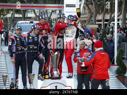 7ème victoire pour Sébastien Ogier et Julien Ingrassia sur Citroën C3 WRC-Devant Thierry Neuville / Nicolas Gilsoul (Hyundai I20) et Ott Tänak / Martin Järeoja (Toyota Yaris) - Ankunft und Podium für den WRC von Monte Carlo 87. Stockfoto