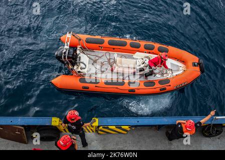 Burriana, Spanien. 17. Oktober 2022. Drei Matrosen aus dem Rettungsteam der maritimen Rettungsorganisation SMH bereiten sich auf eine Rettungsübung auf hoher See vor. Das spanische NGO-SMH-Team verlegt das Schiff Aita Mari für die ersten Rettungsübungen auf offener See und bereitet sich auf die neunte Rettungsmission mit afrikanischen Flüchtlingen vor, die in Booten über das Mittelmeer nach Europa einschiffen. Kredit: SOPA Images Limited/Alamy Live Nachrichten Stockfoto