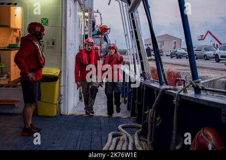 Burriana, Spanien. 17. Oktober 2022. Die Seeleute des Bootes Aita Mari der NGO SMH bereiten sich im Hafen von Burriana auf ihre neunte Mission zur Rettung von Flüchtlingen im Mittelmeer vor. Das spanische NGO-SMH-Team verlegt das Schiff Aita Mari für die ersten Rettungsübungen auf offener See und bereitet sich auf die neunte Rettungsmission mit afrikanischen Flüchtlingen vor, die in Booten über das Mittelmeer nach Europa einschiffen. Kredit: SOPA Images Limited/Alamy Live Nachrichten Stockfoto