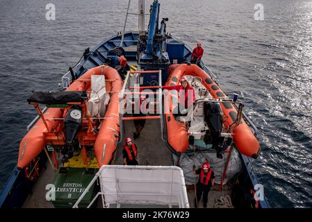 Burriana, Spanien. 17. Oktober 2022. Seeleute aus dem Rettungsteam der maritimen Rettungs-NGO SMH bereiten sich auf eine Rettungsübung auf hoher See vor. Das spanische NGO-SMH-Team verlegt das Schiff Aita Mari für die ersten Rettungsübungen auf offener See und bereitet sich auf die neunte Rettungsmission mit afrikanischen Flüchtlingen vor, die in Booten über das Mittelmeer nach Europa einschiffen. Kredit: SOPA Images Limited/Alamy Live Nachrichten Stockfoto