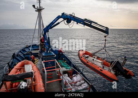 Burriana, Spanien. 17. Oktober 2022. Vorbereitung der neunten Rettungsmission der Aita Mari mit offenen Seeübungen. Das spanische NGO-SMH-Team verlegt das Schiff Aita Mari für die ersten Rettungsübungen auf offener See und bereitet sich auf die neunte Rettungsmission mit afrikanischen Flüchtlingen vor, die in Booten über das Mittelmeer nach Europa einschiffen. Kredit: SOPA Images Limited/Alamy Live Nachrichten Stockfoto