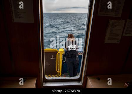 Burriana, Spanien. 17. Oktober 2022. Ein Seemann blickt über die Seite des Seerettungsschiffes Aita Mari, als sie zur Rettungsübung in Vorbereitung auf die neunte Mission im Mittelmeer auf See gehen. Das spanische NGO-SMH-Team verlegt das Schiff Aita Mari für die ersten Rettungsübungen auf offener See und bereitet sich auf die neunte Rettungsmission mit afrikanischen Flüchtlingen vor, die in Booten über das Mittelmeer nach Europa einschiffen. Kredit: SOPA Images Limited/Alamy Live Nachrichten Stockfoto