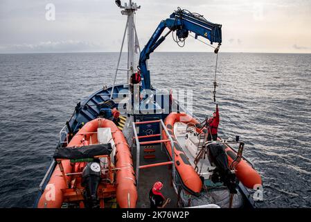 Burriana, Spanien. 17. Oktober 2022. Das maritime Rettungsteam der NGO SMH senkt das Riff des Schiffes, um eine Rettungsübung auf offener See durchzuführen, um sich auf seine neunte und letzte Mission von 2022 vorzubereiten. Das spanische NGO-SMH-Team verlegt das Schiff Aita Mari für die ersten Rettungsübungen auf offener See und bereitet sich auf die neunte Rettungsmission mit afrikanischen Flüchtlingen vor, die in Booten über das Mittelmeer nach Europa einschiffen. Kredit: SOPA Images Limited/Alamy Live Nachrichten Stockfoto