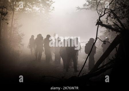 Im September 2014 verteidigen in Sivens fast 300 Anarchisten und Umweltaktivisten den Wald von Sivens, auf dem der Staat einen Staudamm bauen will. Es kommt dann zu Zusammenstößen mit der Gendarmerie. Stockfoto