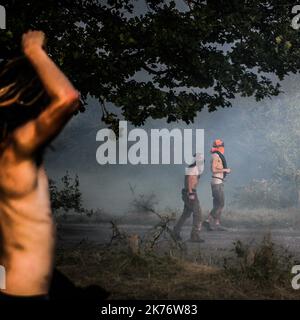 Im September 2014 verteidigen in Sivens fast 300 Anarchisten und Umweltaktivisten den Wald von Sivens, auf dem der Staat einen Staudamm bauen will. Es kommt dann zu Zusammenstößen mit der Gendarmerie. Stockfoto