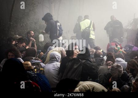 Im September 2014 verteidigen in Sivens fast 300 Anarchisten und Umweltaktivisten den Wald von Sivens, auf dem der Staat einen Staudamm bauen will. Es kommt dann zu Zusammenstößen mit der Gendarmerie. Stockfoto