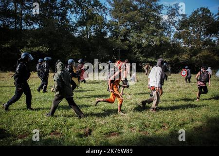 Im September 2014 verteidigen in Sivens fast 300 Anarchisten und Umweltaktivisten den Wald von Sivens, auf dem der Staat einen Staudamm bauen will. Es kommt dann zu Zusammenstößen mit der Gendarmerie. Stockfoto