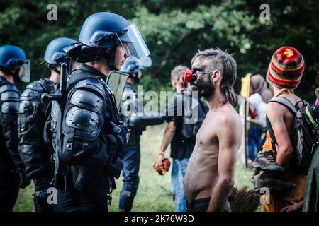 Im September 2014 verteidigen in Sivens fast 300 Anarchisten und Umweltaktivisten den Wald von Sivens, auf dem der Staat einen Staudamm bauen will. Es kommt dann zu Zusammenstößen mit der Gendarmerie. Stockfoto