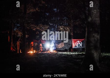 Im September 2014 verteidigen in Sivens fast 300 Anarchisten und Umweltaktivisten den Wald von Sivens, auf dem der Staat einen Staudamm bauen will. Es kommt dann zu Zusammenstößen mit der Gendarmerie. Stockfoto