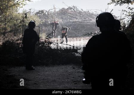 Im September 2014 verteidigen in Sivens fast 300 Anarchisten und Umweltaktivisten den Wald von Sivens, auf dem der Staat einen Staudamm bauen will. Es kommt dann zu Zusammenstößen mit der Gendarmerie. Stockfoto
