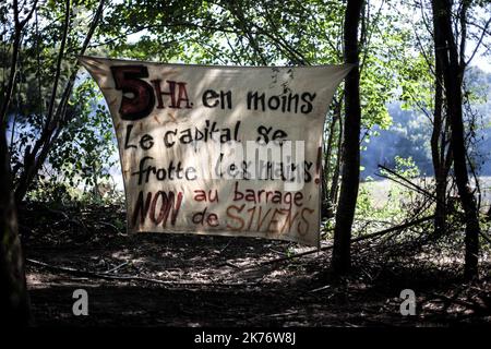 Im September 2014 verteidigen in Sivens fast 300 Anarchisten und Umweltaktivisten den Wald von Sivens, auf dem der Staat einen Staudamm bauen will. Es kommt dann zu Zusammenstößen mit der Gendarmerie. Stockfoto