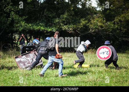 Im September 2014 verteidigen in Sivens fast 300 Anarchisten und Umweltaktivisten den Wald von Sivens, auf dem der Staat einen Staudamm bauen will. Es kommt dann zu Zusammenstößen mit der Gendarmerie. Stockfoto