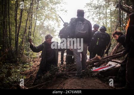 Im September 2014 verteidigen in Sivens fast 300 Anarchisten und Umweltaktivisten den Wald von Sivens, auf dem der Staat einen Staudamm bauen will. Es kommt dann zu Zusammenstößen mit der Gendarmerie. Stockfoto