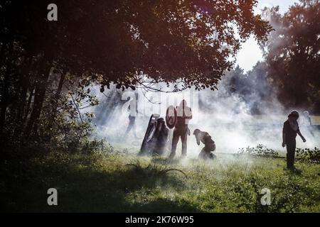 Im September 2014 verteidigen in Sivens fast 300 Anarchisten und Umweltaktivisten den Wald von Sivens, auf dem der Staat einen Staudamm bauen will. Es kommt dann zu Zusammenstößen mit der Gendarmerie. Stockfoto