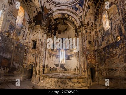 ANI, TÜRKEI - 18. JULI 2019: Innenraum der Kirche des hl. Gregor von Tigran Ehrungen in der antiken Stadt Ani, Türkei Stockfoto