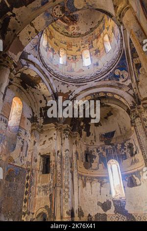 ANI, TÜRKEI - 18. JULI 2019: Innenraum der Kirche des hl. Gregor von Tigran Ehrungen in der antiken Stadt Ani, Türkei Stockfoto