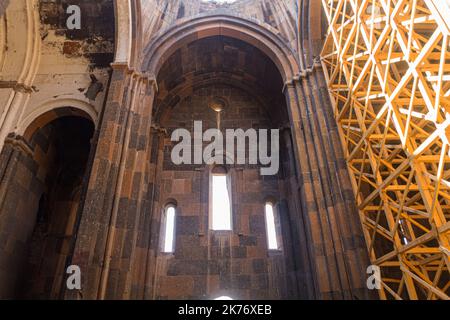 ANI, TÜRKEI - 18. JULI 2019: Innenraum der Kathedrale der antiken Stadt Ani, Türkei Stockfoto