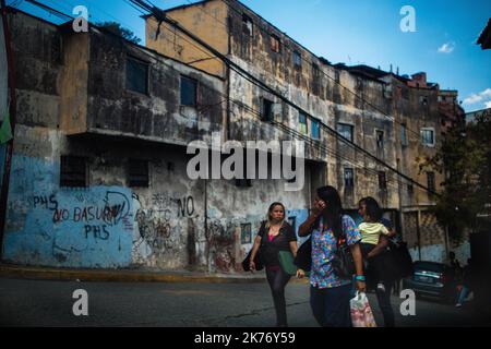 In einem Venezuela in der Krise drängt der Hunger auf die Suche nach Mülltonnen. Maduros umstrittene Wiederwahl, Armut, Hyperinflation, das Spiel der Großmächte. Venezuela hat Reibungspunkte angehäuft. In diesem Umfeld tun die Menschen in Caracas alles, um ihre Familien zu ernähren und mit würde zu überleben. Stockfoto