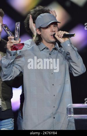 Der französische Rapper Aurelien Cotentin alias Orelsan feiert, nachdem er die beste musikalische Show, Tournee oder den besten Konzertpreis während der 34. Victoires de la Musique in La seine Musicale am 08. Februar 2019 in Boulogne Billancourt, Frankreich, erhalten hat Stockfoto