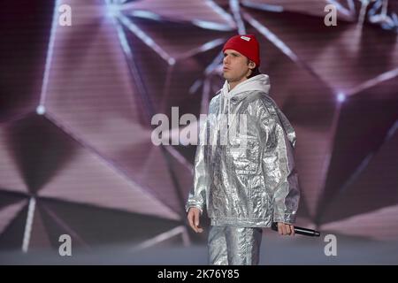 Der französische Rapper Aurelien Cotentin alias Orelsan feiert, nachdem er die beste musikalische Show, Tournee oder den besten Konzertpreis während der 34. Victoires de la Musique in La seine Musicale am 08. Februar 2019 in Boulogne Billancourt, Frankreich, erhalten hat Stockfoto