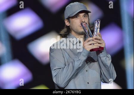 Der französische Rapper Aurelien Cotentin alias Orelsan feiert, nachdem er die beste musikalische Show, Tournee oder den besten Konzertpreis während der 34. Victoires de la Musique in La seine Musicale am 08. Februar 2019 in Boulogne Billancourt, Frankreich, erhalten hat Stockfoto