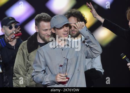 Der französische Rapper Aurelien Cotentin alias Orelsan feiert, nachdem er die beste musikalische Show, Tournee oder den besten Konzertpreis während der 34. Victoires de la Musique in La seine Musicale am 08. Februar 2019 in Boulogne Billancourt, Frankreich, erhalten hat Stockfoto