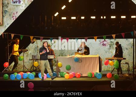 Der französische Rapper Aurelien Cotentin alias Orelsan feiert, nachdem er die beste musikalische Show, Tournee oder den besten Konzertpreis während der 34. Victoires de la Musique in La seine Musicale am 08. Februar 2019 in Boulogne Billancourt, Frankreich, erhalten hat Stockfoto