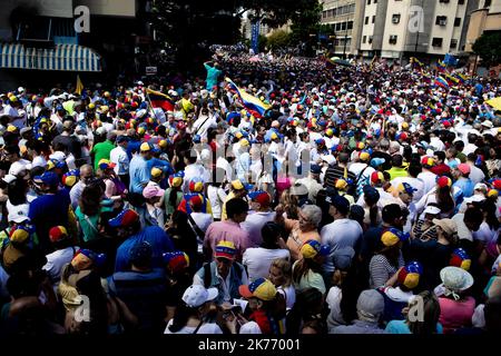 Anhänger des venezolanischen Oppositionsführers Juan Guaido versammeln sich am 12. Februar 2019 im Osten von Caracas, um Druck auf die Armee auszuüben, damit die US-humanitäre Hilfe einreisen kann Stockfoto