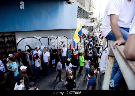 Anhänger des venezolanischen Oppositionsführers Juan Guaido versammeln sich am 12. Februar 2019 im Osten von Caracas, um Druck auf die Armee auszuüben, damit die US-humanitäre Hilfe einreisen kann Stockfoto