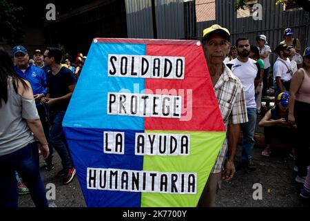 Anhänger des venezolanischen Oppositionsführers Juan Guaido versammeln sich am 12. Februar 2019 im Osten von Caracas, um Druck auf die Armee auszuüben, damit die US-humanitäre Hilfe einreisen kann Stockfoto