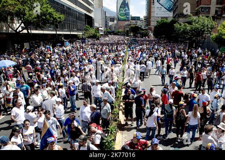 Anhänger des venezolanischen Oppositionsführers Juan Guaido versammeln sich am 12. Februar 2019 im Osten von Caracas, um Druck auf die Armee auszuüben, damit die US-humanitäre Hilfe einreisen kann Stockfoto