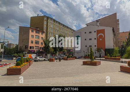 KARS, TÜRKEI - 18. JULI 2019: Atatürk-Porträt im Zentrum von Kars, Türkei Stockfoto