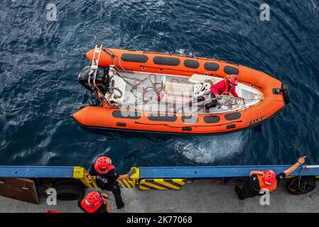 Burriana, Spanien. 17. Oktober 2022. Drei Matrosen aus dem Rettungsteam der maritimen Rettungsorganisation SMH bereiten sich auf eine Rettungsübung auf hoher See vor. Das spanische NGO-SMH-Team verlegt das Schiff Aita Mari für die ersten Rettungsübungen auf offener See und bereitet sich auf die neunte Rettungsmission mit afrikanischen Flüchtlingen vor, die in Booten über das Mittelmeer nach Europa einschiffen. (Foto von Ximena Borrazas/SOPA Images/Sipa USA) Quelle: SIPA USA/Alamy Live News Stockfoto