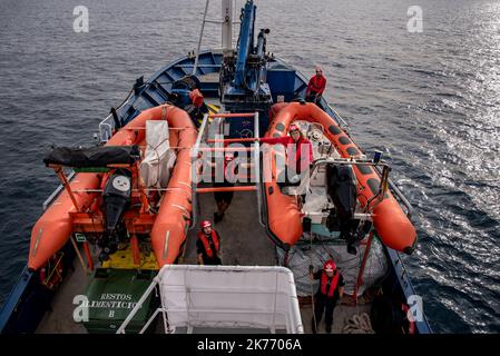 Burriana, Spanien. 17. Oktober 2022. Seeleute aus dem Rettungsteam der maritimen Rettungs-NGO SMH bereiten sich auf eine Rettungsübung auf hoher See vor. Das spanische NGO-SMH-Team verlegt das Schiff Aita Mari für die ersten Rettungsübungen auf offener See und bereitet sich auf die neunte Rettungsmission mit afrikanischen Flüchtlingen vor, die in Booten über das Mittelmeer nach Europa einschiffen. (Foto von Ximena Borrazas/SOPA Images/Sipa USA) Quelle: SIPA USA/Alamy Live News Stockfoto