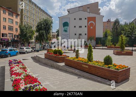 KARS, TÜRKEI - 18. JULI 2019: Atatürk-Porträt im Zentrum von Kars, Türkei Stockfoto