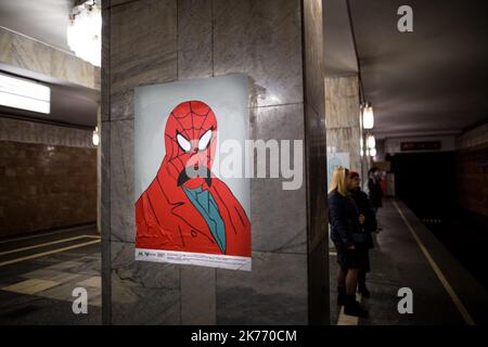 Die Kiewer U-Bahnstation Taras Schewtschenko beherbergt eine einmonatige Ausstellung mit Plakaten, die den ikonischen ukrainischen Dichter in verschiedenen modernen Formen des KISS an der Freiheitsstatue zeigen. Stockfoto