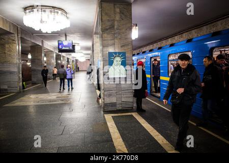 Die Kiewer U-Bahnstation Taras Schewtschenko beherbergt eine einmonatige Ausstellung mit Plakaten, die den ikonischen ukrainischen Dichter in verschiedenen modernen Formen des KISS an der Freiheitsstatue zeigen. Stockfoto