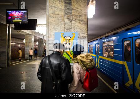 Die Kiewer U-Bahnstation Taras Schewtschenko beherbergt eine einmonatige Ausstellung mit Plakaten, die den ikonischen ukrainischen Dichter in verschiedenen modernen Formen des KISS an der Freiheitsstatue zeigen. Stockfoto