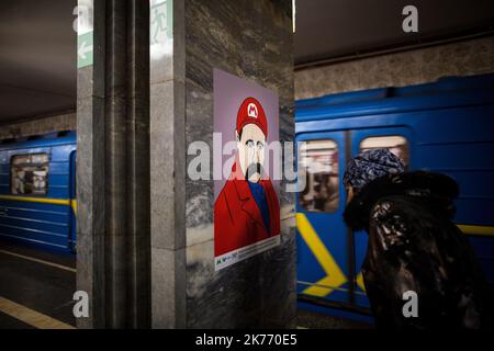 Die Kiewer U-Bahnstation Taras Schewtschenko beherbergt eine einmonatige Ausstellung mit Plakaten, die den ikonischen ukrainischen Dichter in verschiedenen modernen Formen des KISS an der Freiheitsstatue zeigen. Stockfoto