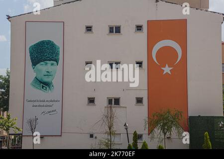 KARS, TÜRKEI - 18. JULI 2019: Atatürk-Porträt im Zentrum von Kars, Türkei Stockfoto