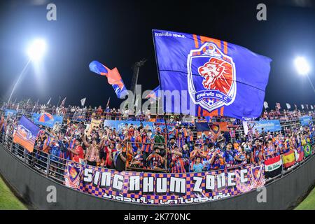 Bangkok, Thailand. 16. Oktober 2022. Port FC Fans jubeln während des Spiels der Thai Premier League 2022 zwischen Port FC und Lampang FC im PAT Stadium an.Endstand; Port FC 2:1 Lampang FC Credit: SOPA Images Limited/Alamy Live News Stockfoto