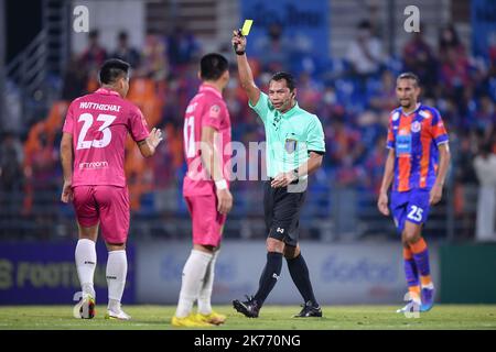 Bangkok, Thailand. 16. Oktober 2022. Kotchapoom Meesridecha vom Schiedsrichter in Aktion während des Spiels der Thai Premier League 2022 zwischen Port FC und Lampang FC im PAT Stadium.Endstand; Port FC 2:1 Lampang FC Credit: SOPA Images Limited/Alamy Live News Stockfoto