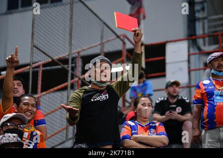 Bangkok, Thailand. 16. Oktober 2022. Port FC Fans jubeln während des Spiels der Thai Premier League 2022 zwischen Port FC und Lampang FC im PAT Stadium an.Endstand; Port FC 2:1 Lampang FC Credit: SOPA Images Limited/Alamy Live News Stockfoto