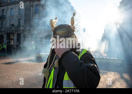 Eine allgemeine Ansicht der Demonstranten der Gelbwesten in der 15. aufeinander folgenden Woche auf den Straßen Frankreichs. Stockfoto