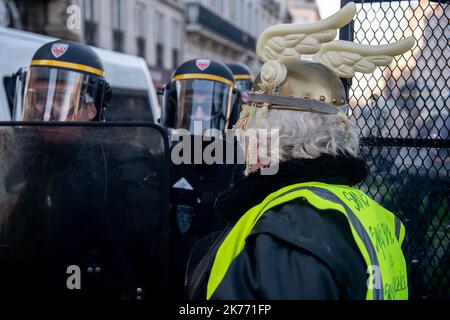 Eine allgemeine Ansicht der Demonstranten der Gelbwesten in der 15. aufeinander folgenden Woche auf den Straßen Frankreichs. Stockfoto