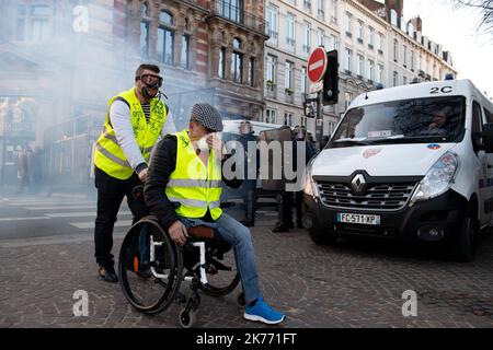 Eine allgemeine Ansicht der Demonstranten der Gelbwesten in der 15. aufeinander folgenden Woche auf den Straßen Frankreichs. Stockfoto