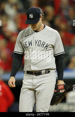 Cleveland, USA. 16. Oktober 2022. Der New York Yankees Pitcher Gerrit Cole (45) sammelt seine Gedanken gegen die Cleveland Guardians am Sonntag, den 16. Oktober 2022, in Spiel vier des Spiels der American League Division Series im Progressive Field in Cleveland, Ohio. Foto von Aaron Josefczyk/UPI. Kredit: UPI/Alamy Live Nachrichten Stockfoto