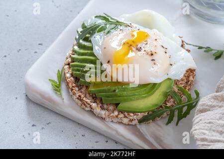 Pochiertes Ei auf braunem Vollkorntoast Stockfoto